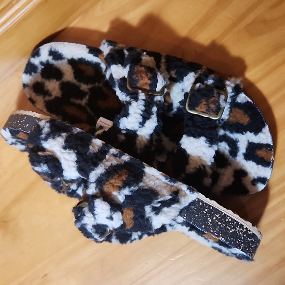 Fuzzy Leopard Birkenstock Wannabes 🖤 - Picture 1 of 10